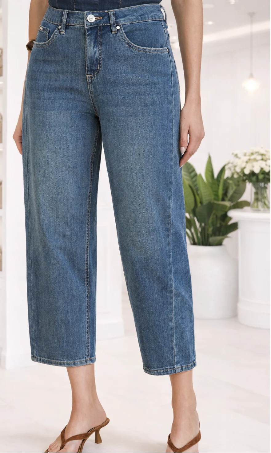Mid-Rise Cropped Girlfriend Barrel Jean